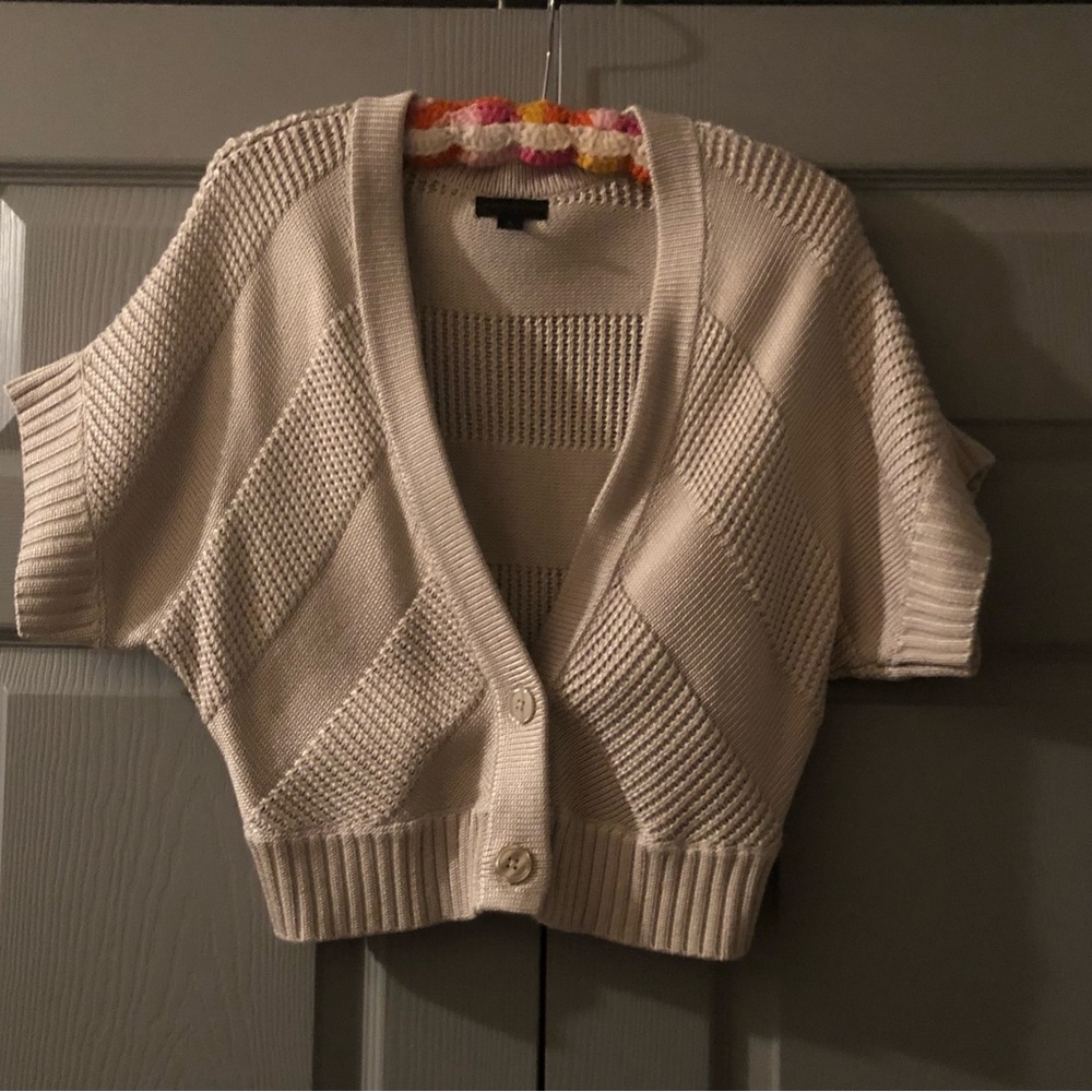 Worthington wrap beige large. Two buttons closure